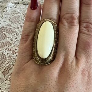 Elegant Cream and Gold Women's Ring